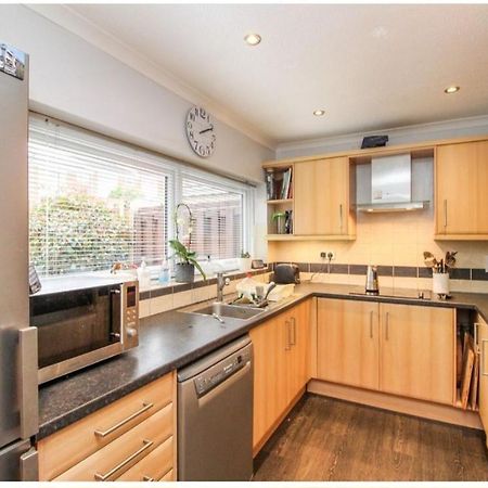 Twin Room In Crawley,Gatwick,West Sussex Ifield 외부 사진