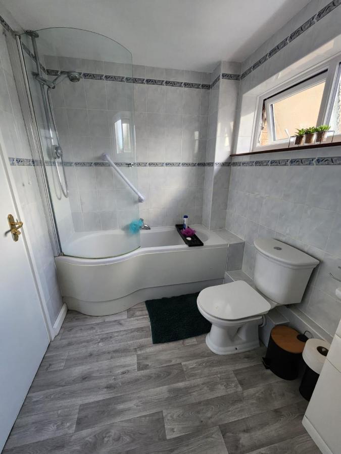 Twin Room In Crawley,Gatwick,West Sussex Ifield 외부 사진